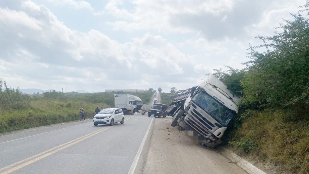 Colisão Entre Caminhões deixa ferido e Causa Transtornos na BR-232 em Belo Jardim