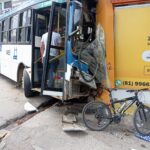 Mulher é atingida por ônibus no Centro de Caruaru; veículo colidiu em frente de loja de comercial