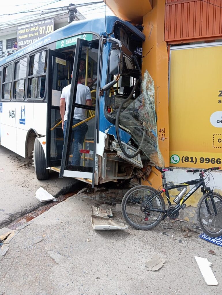 Mulher é atingida por ônibus no Centro de Caruaru; veículo colidiu em frente de loja de comercial