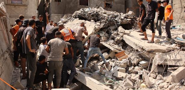 Palestinos procurando sobreviventes em meio aos escombros / 23.09.2024