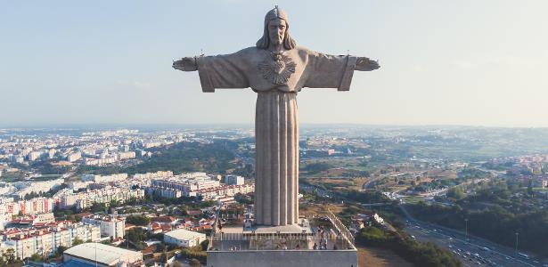 Estátua de Cristo, em Almada, Portugal