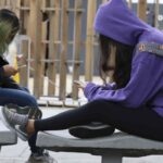 Educadores elogiam possível restrição ao uso de celulares nas escolas