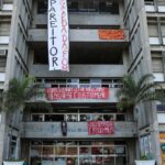 Estudantes continuam na reitoria da Uerj, mesmo após decisão judicial
