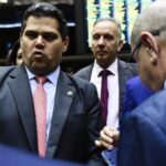FAB expõe elo entre firma que recebeu dinheiro de emendas de Davi Alcolumbre (ao centro) e aeroporto da família