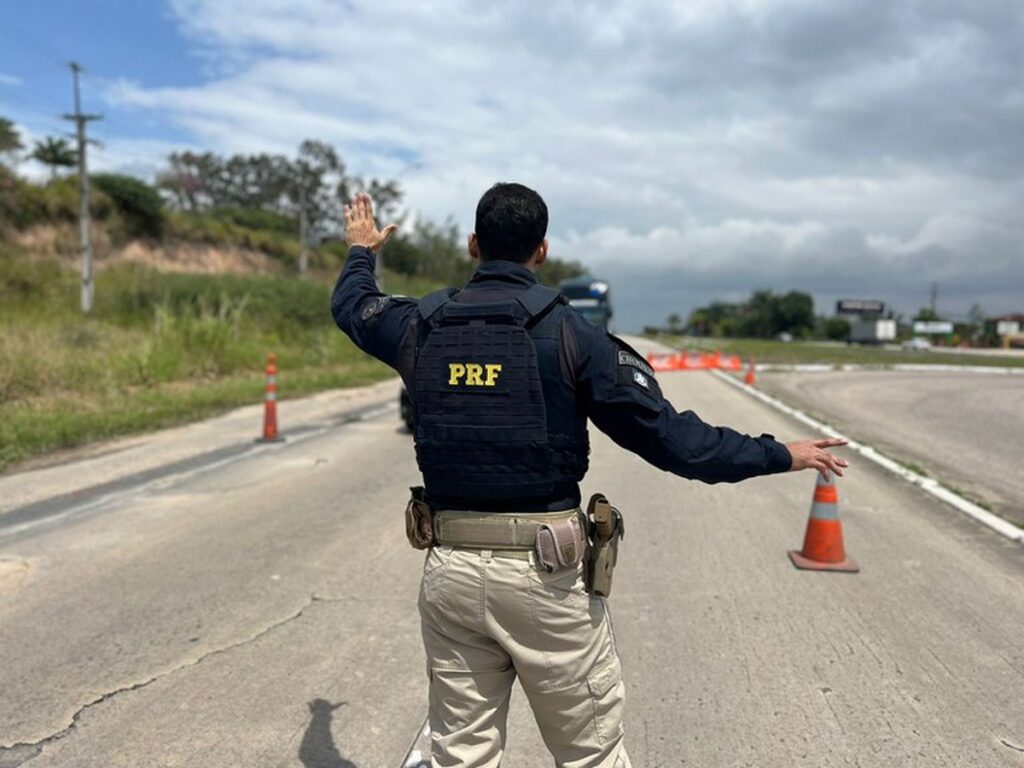 Pai abandona filho de 3 anos e foge de fiscalização da PRF em Arcoverde