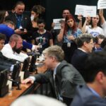Projeto que concede anistia a golpistas do 8/1 avança na Câmara