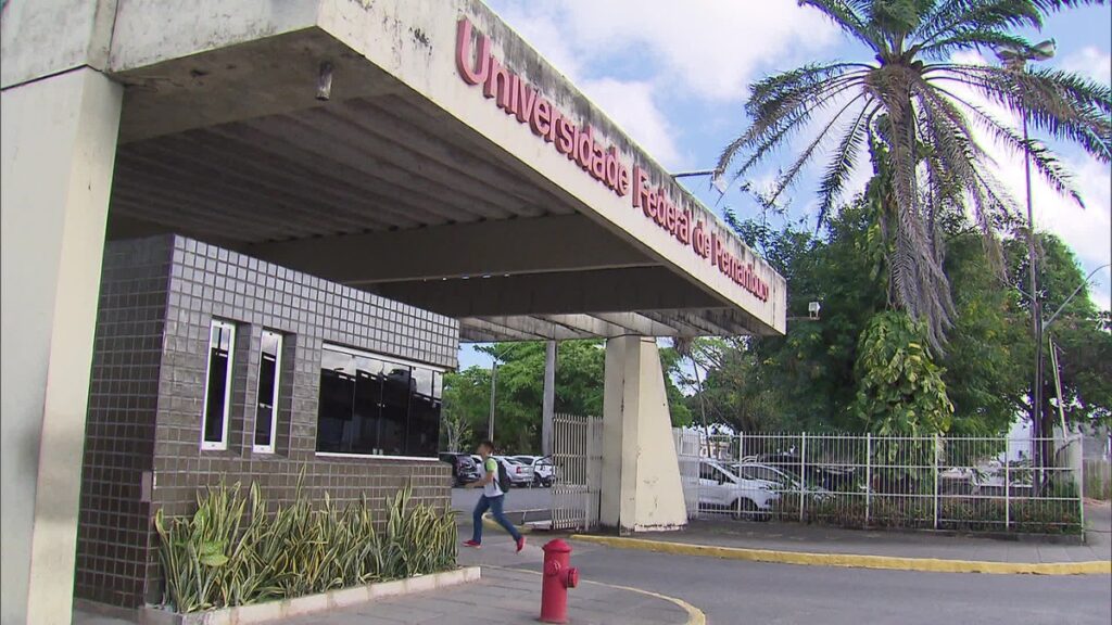 UFPE abre seleção com 83 vagas para professor substituto com salários de até R$ 6,3 mil; saiba como se inscrever