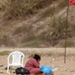 Mulher é vista na praia de Ramlet al-Baida, em Beirute; local foi transformado em campo de refugiados, segundo agência de notícias AFP