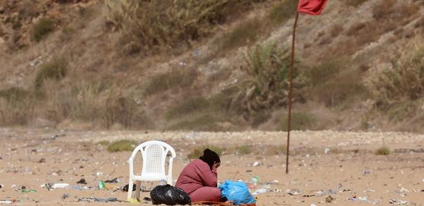 Mulher é vista na praia de Ramlet al-Baida, em Beirute; local foi transformado em campo de refugiados, segundo agência de notícias AFP