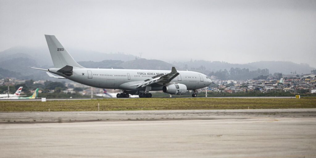 Avião com 221 brasileiros repatriados do Líbano pousa em Guarulhos