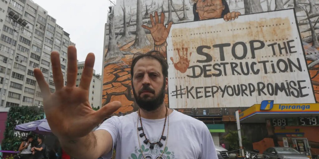 Cinzas de queimadas e lama do RS formam mural em São Paulo