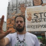 Cinzas de queimadas e lama do RS formam mural em São Paulo