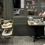 O chef Ricardo Lapeyre, do Le Bulô, levou a grelha para a calçada no Itaim Bibi