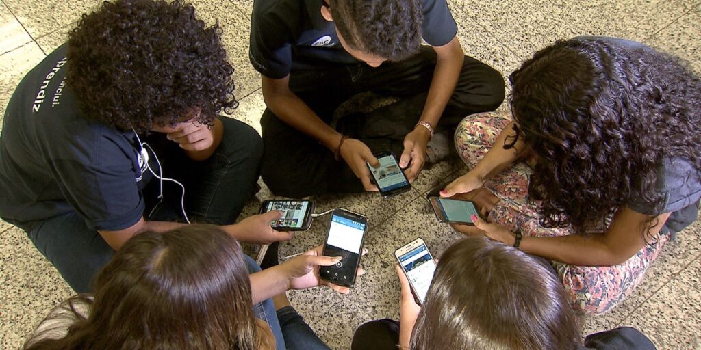 Escolas buscam soluções para regular uso de celular na sala de aula