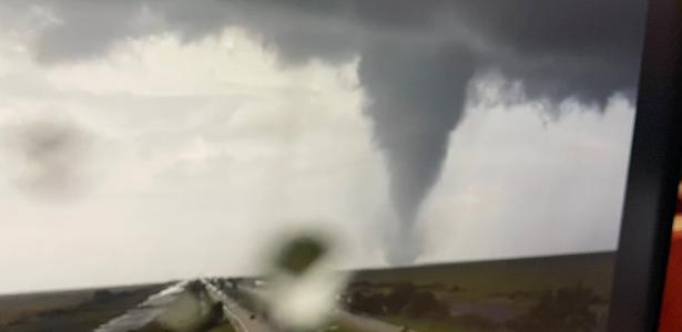 Ventos e chuvas do furacão Milton ainda devem provocar novos tornados na Flórida ao longo do dia