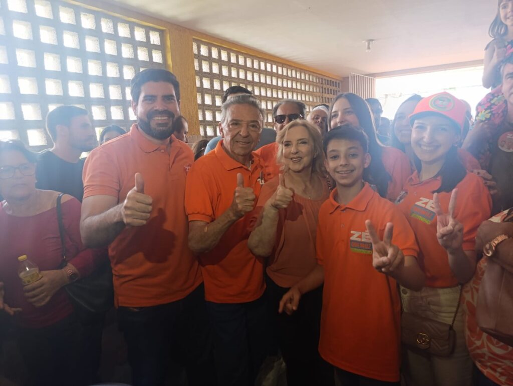 José Queiroz, candidato a prefeito de Caruaru, vota no Colégio Diocesano