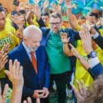 Lula durante sanção de Lei do Dia Nacional da Música Gospel; Otoni de Paula está na frente do presidente