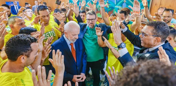 Lula durante sanção de Lei do Dia Nacional da Música Gospel; Otoni de Paula está na frente do presidente