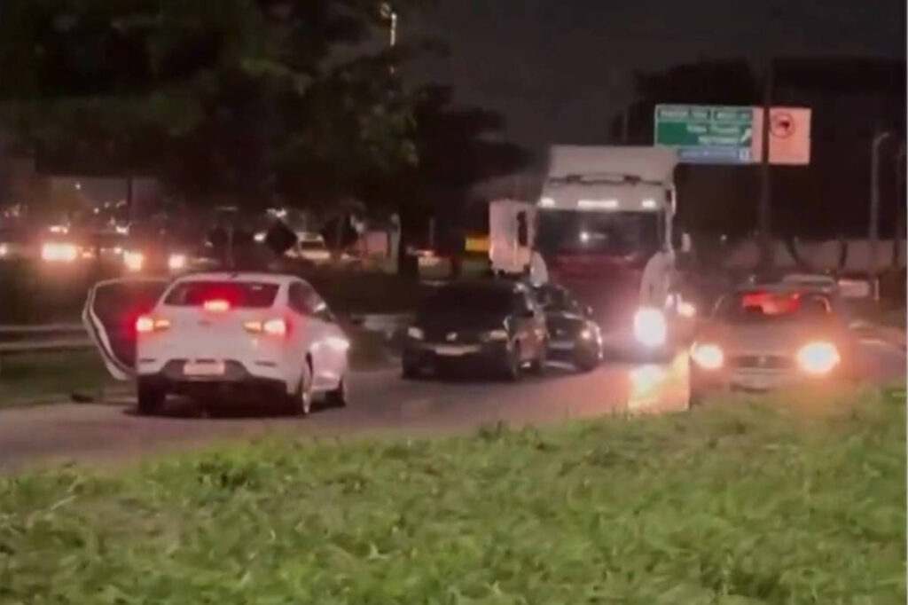 Rio: Arrastão assusta motoristas na Washington Luiz - 28/10/2024 - Cotidiano