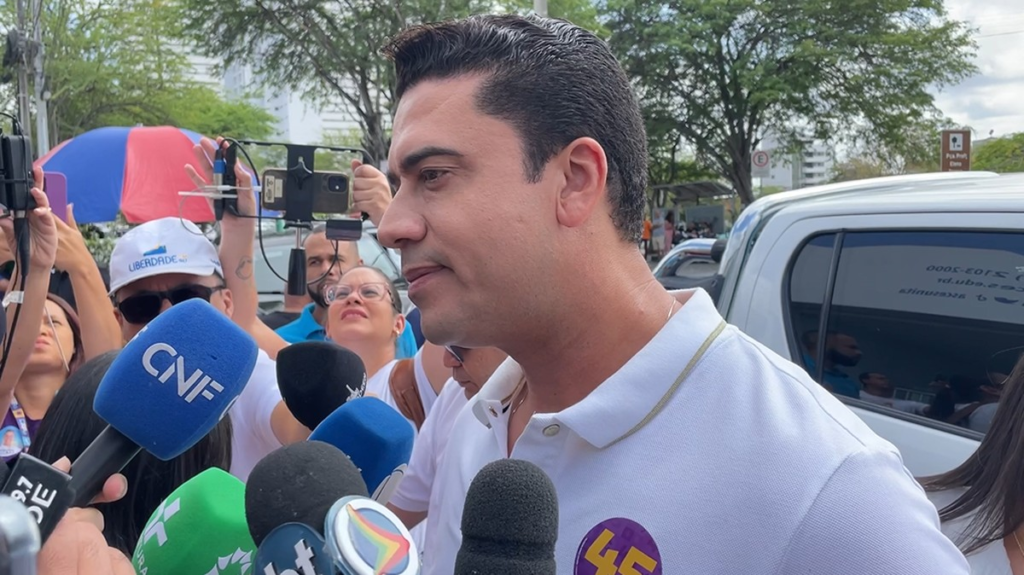 Rodrigo Pinheiro, candidato à reeleição de Caruaru, vota na Asces | Eleições 2024 em Caruaru e Região
