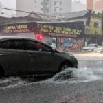 Tempestade em SP derruba avião e causa apagão e alagamentos