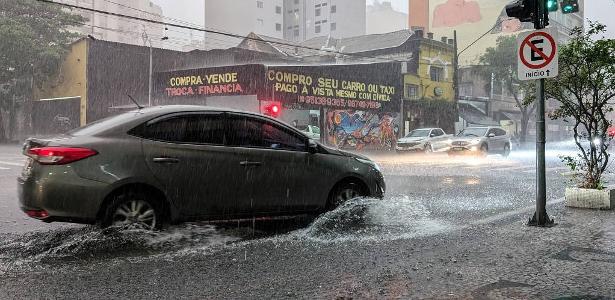 Tempestade em SP derruba avião e causa apagão e alagamentos