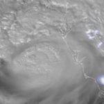 satélite mostra 'chuva' de raios perto do olho de furacão Milton