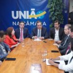 Elmar Nascimento, líder do União Brasil, ao lado do líder do Republicanos, Hugo Motta (PB), e do presidente do União, Antonio Rueda