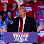 Em comício final no Michigan, Trump promete ressuscitar a indústria automobilística - 02/11/2024 - Mundo