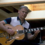 Morre Vic Flick, guitarrista do tema de James Bond - 22/11/2024 - Ilustrada