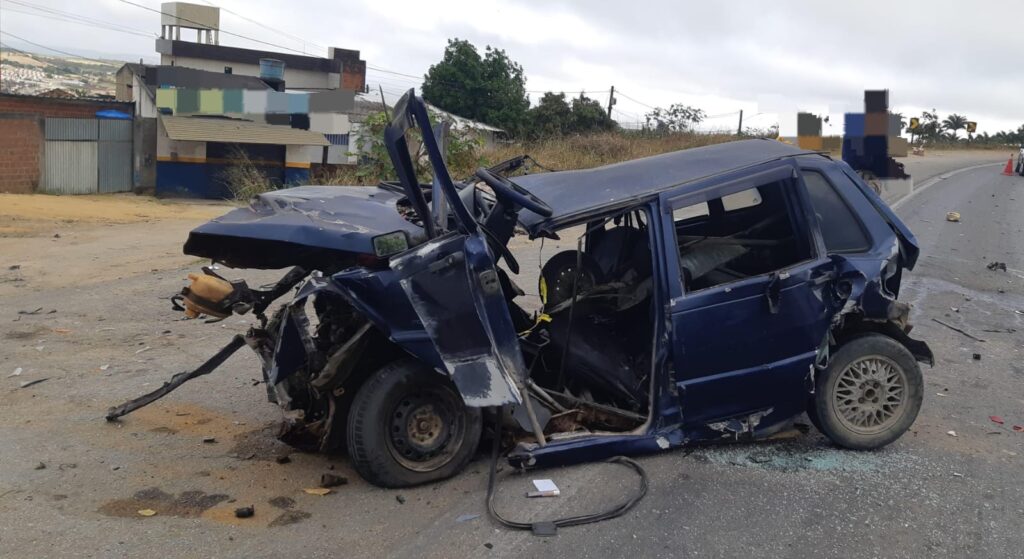 Mulher morre após ser atropelada por carreta durante acidente envolvendo dois carros em Garanhuns