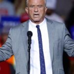 1.nov.2024 - Robert F. Kennedy Jr. durante campanha de Donald Trump no Fiserv Forum em Milwaukee, Wisconsin