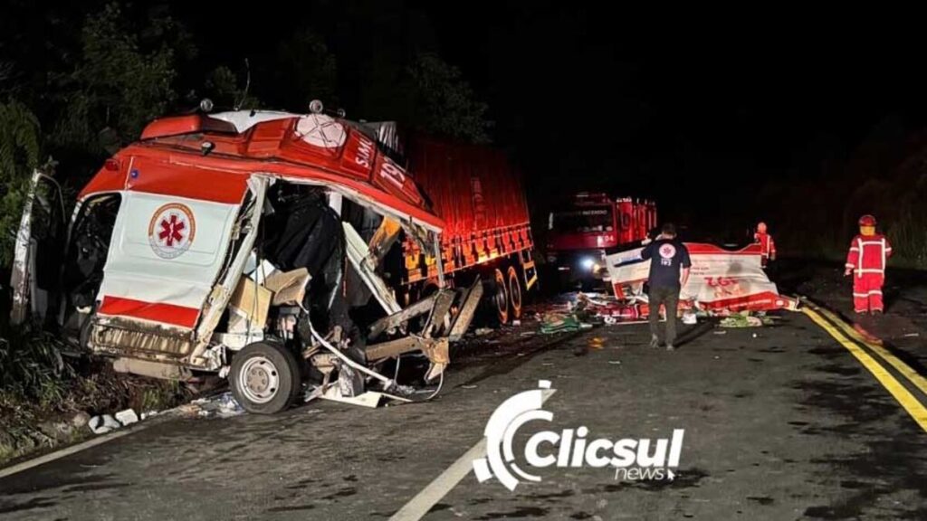 Acidente com ambulância do Samu na BR-476 deixa quatro mortos no PR