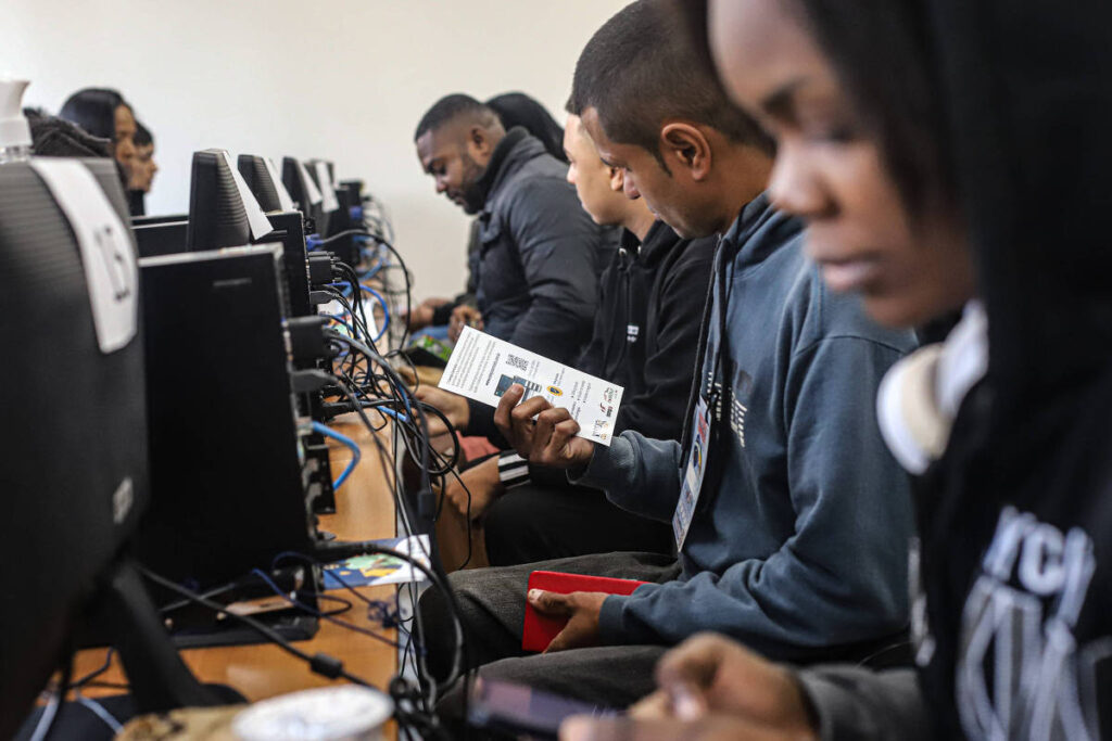 Brasil tem mínima histórica de jovem sem estudo e trabalho - 04/12/2024 - Mercado