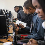 Brasil tem mínima histórica de jovem sem estudo e trabalho - 04/12/2024 - Mercado