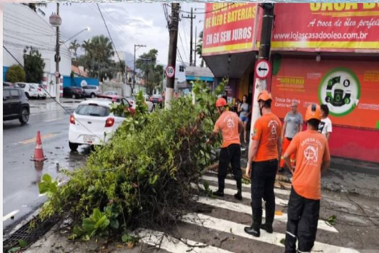Chuva causa alagamento e faz São Sebastião adiar evento - 21/12/2024 - Cotidiano