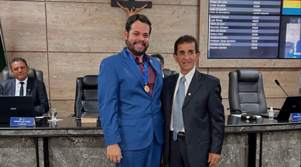 Diretor do HRJN recebe medalha de honra ao mérito em Caruaru