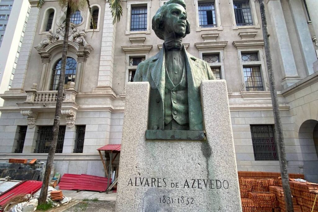 Homenagem ao artista ficou 40 anos na praça da República - 17/12/2024 - Andanças na metrópole