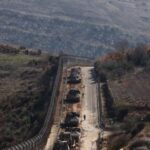 Veículos blindados israelenses perto da cerca na zona-tampão que separa as Colinas de Golã anexadas por Israel do resto da Síria em 9 de dezembro de 2024