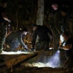 Serviço de emergência de Israel trabalha no parque público atingido por um míssil no sul de Tel Aviv