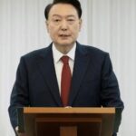 Yoon Suk Yeol fazendo um discurso público em sua residência oficial em Seul em 14 de dezembro