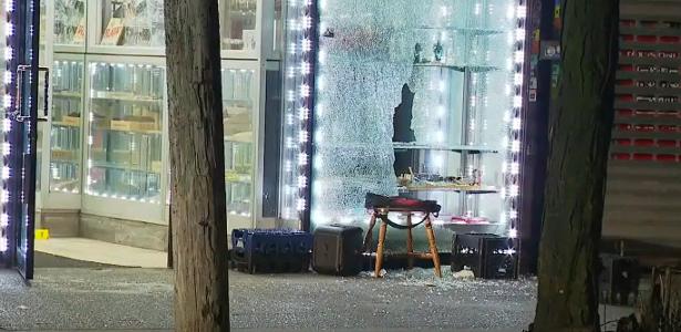 Dois atiradores dispararam contra uma loja de conveniência lotada Bronx, em Nova York