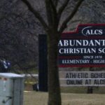 Policial em frente à Abundant Life Christian School em Madison, Wisconsin, nos EUA, após um ataque a tiros.