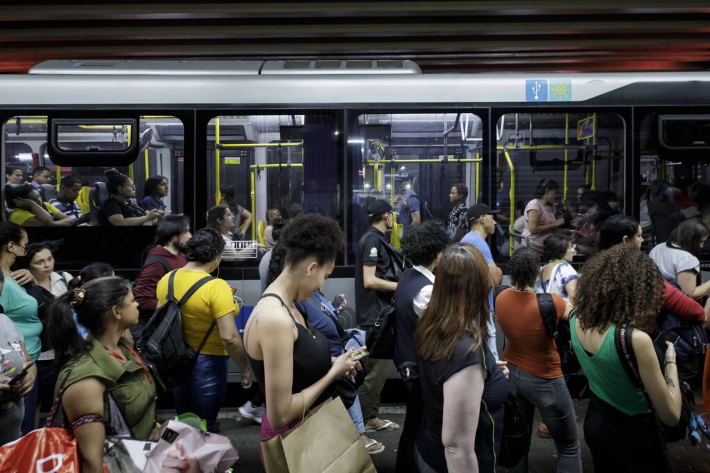 Vereadores acionam justiça contra alta de ônibus para R$ 5 - 26/12/2024 - Painel