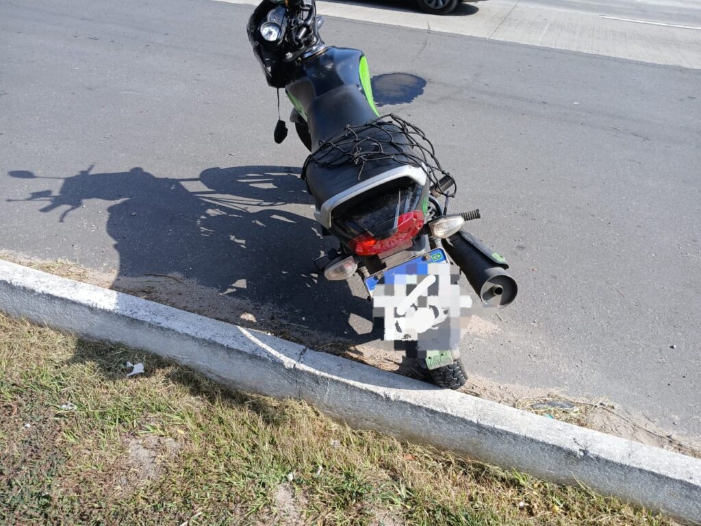 Acidente grave na BR-232: Motociclista e passageira ficam feridos após colisão com poste