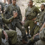 chefe de gabinete das Forças Armadas de Israel, Herzi Halevi, conversa com soldados do Exército em imagem de arquivo
