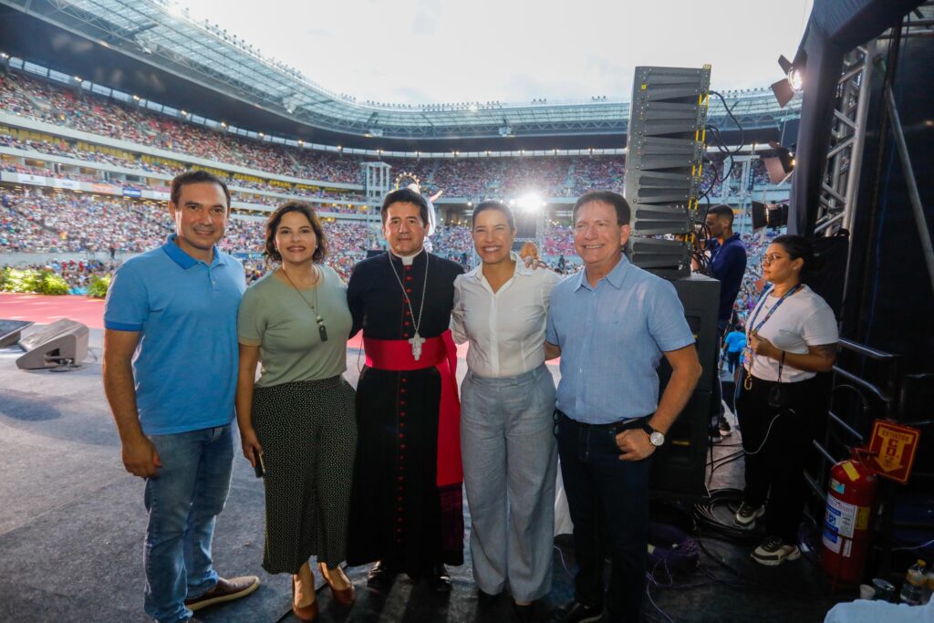 Governadora Raquel Lyra participa da celebração dos 35 anos da Comunidade Obra de Maria na Arena de Pernambuco