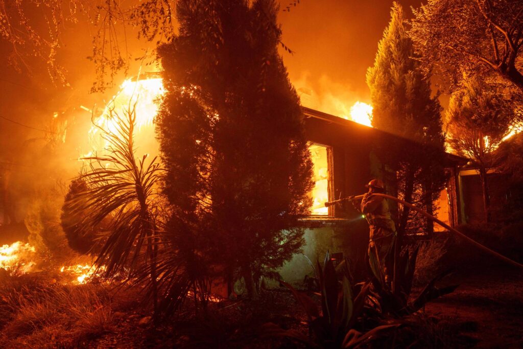 Incênndio atinge Los Angeles, Califórnia - 08/01/2025 - Mundo