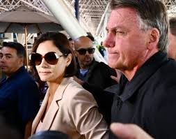 Michelle Bolsonaro declara que Jair Bolsonaro está sendo perseguido antes de embarcar para os EUA