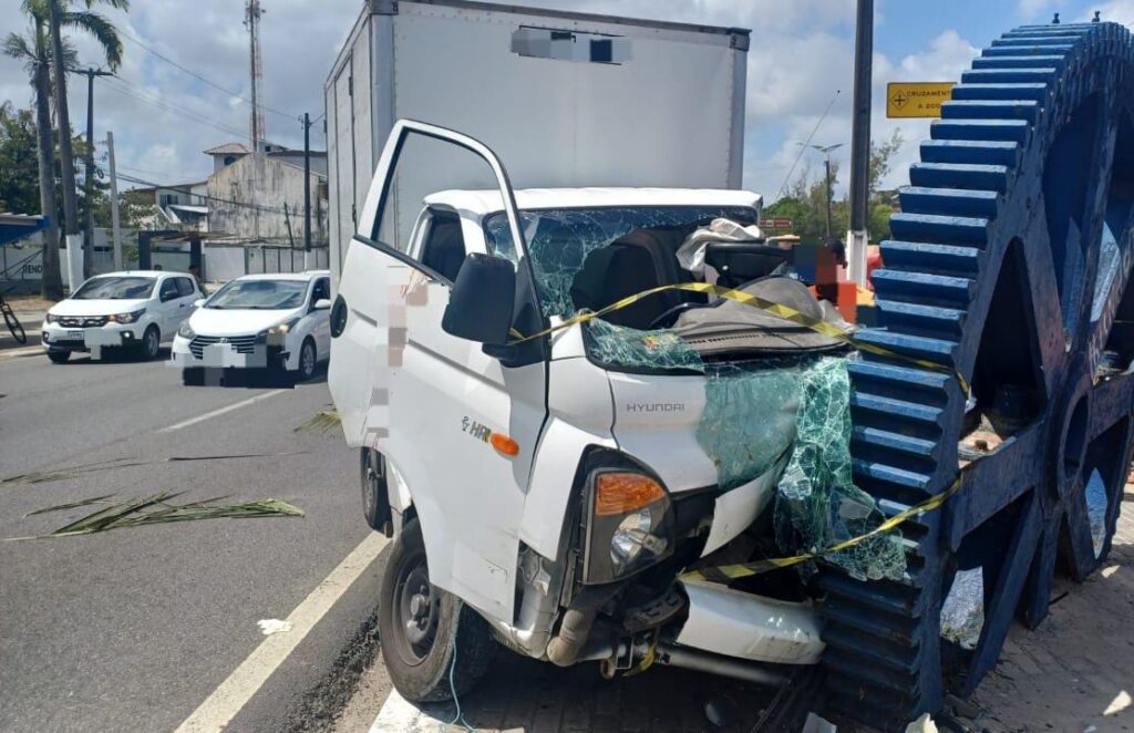 Motorista de caminhão morre após acidente na BR-101, em Abreu e Lima